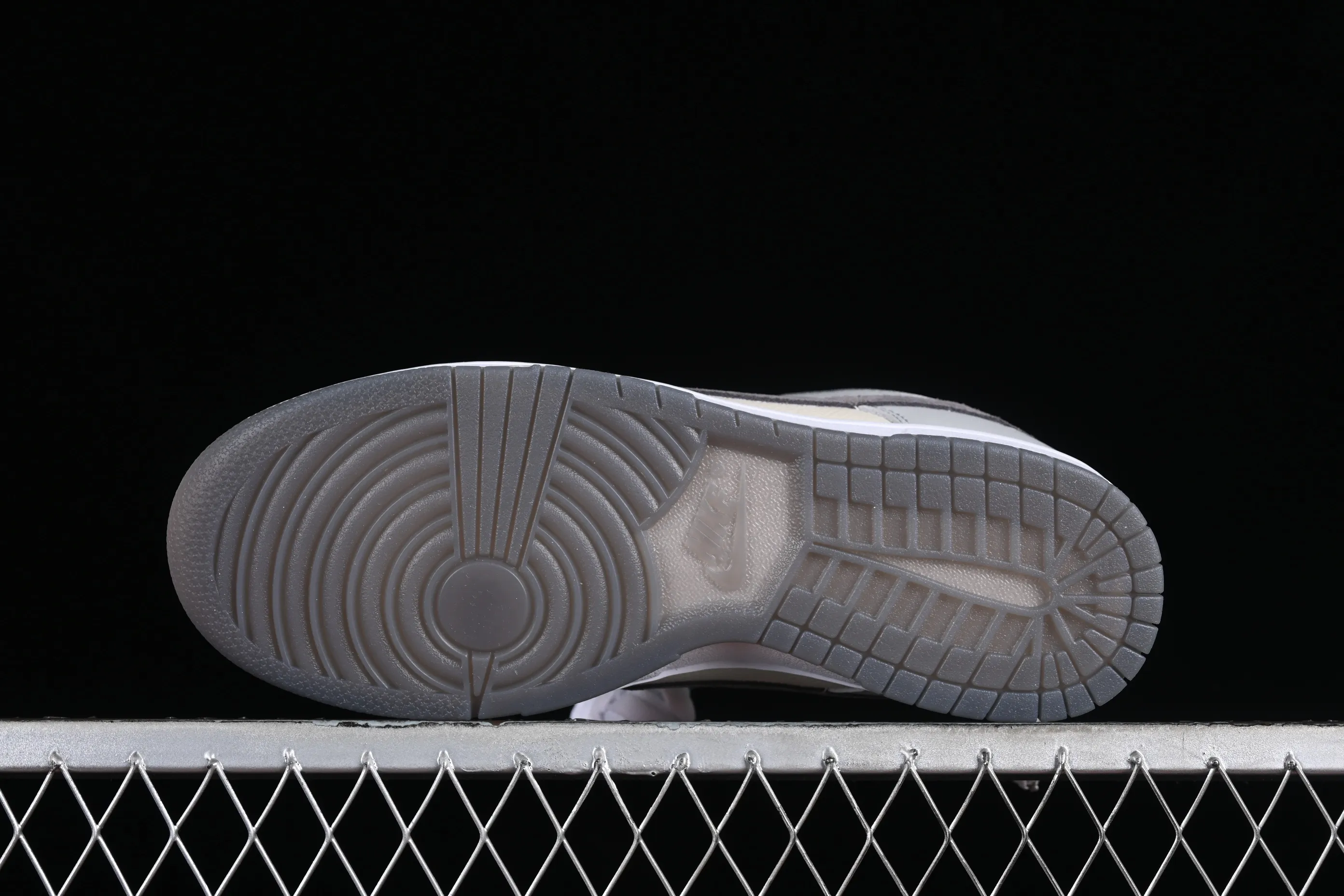 All Categories Nk SB Dunk Series Nk SB Dunk Low Low-top sneakers Nk Dunk Low "Light Carbon"​ Simple gray and white SB low-top casual sneakers FJ4188-100